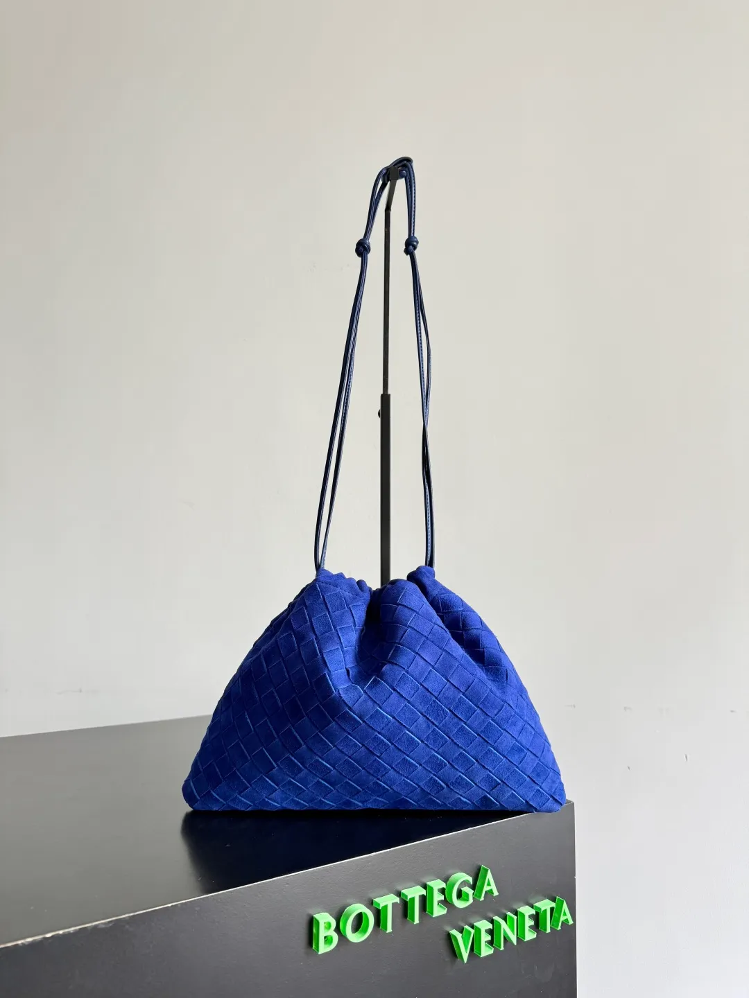 Batch 1560 Armpit bags have become a fashionable item that every girl has in their hands in recent years🛍️. The elegant and simple style has won the love of many people of different ages. However, there is an unavoidable trouble with armpit bags, that is, the capacity is too small, and BOTTEGA VENETA’s new Dustbag Considering people's travel needs, the capacity of the garbage bag has been greatly upgraded. Folding umbrellas, water bottles, and girls' makeup powder and lipstick can all be accommodated😎😎. Not only that, considering the increasing number of travel supplies, the inside of the bag is made of technical nylon material, which is very lightweight It is resistant to stains. Even if you have a lot of things when traveling, it can reduce the burden to a certain extent. The shoulder straps are designed with knots and can be changed at will. It can be used for hand holding or as the liner of a large bag. After the drawstring is drawn, it looks like a cloud bag. It is very suitable for concave styling when traveling in autumn and winter. 🙋🏻‍♀️ Style number: 796728 Size: 32*23*1cm